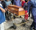 Sob forte comoção e ao som de ‘Asa Branca’, familiares e amigos se despedem do sanfoneiro Xameguinho