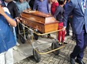 Sob forte comoção e ao som de ‘Asa Branca’, familiares e amigos se despedem do sanfoneiro Xameguinho