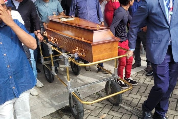 Sob forte comoção e ao som de ‘Asa Branca’, familiares e amigos se despedem do sanfoneiro Xameguinho