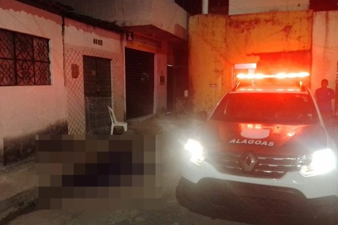 Mulher é morta a tiros por homens encapuzados na porta de casa em Maceió