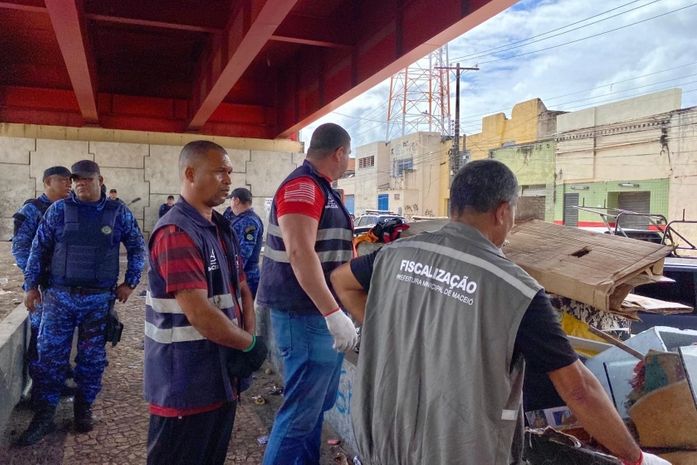 Prefeitura de Maceió volta a remover estruturas irregulares no Viaduto do Bonfim