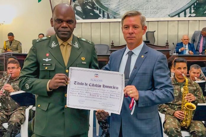 Cabo Bebeto homenageia General André Luiz Aguiar Ribeiro com entrega do título de Cidadão Honorário de Alagoas