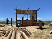 Além de ter sido construída em área verde na praia, proprietário fez instalação clandestina de energia elétrica