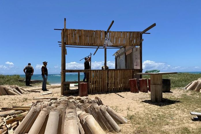 Além de ter sido construída em área verde na praia, proprietário fez instalação clandestina de energia elétrica
