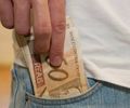 Imagens de segurança revelam desvio de dinheiro por funcionário em loja de Maceió