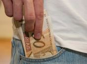 Imagens de segurança revelam desvio de dinheiro por funcionário em loja de Maceió