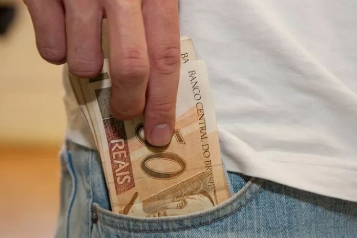 Imagens de segurança revelam desvio de dinheiro por funcionário em loja de Maceió