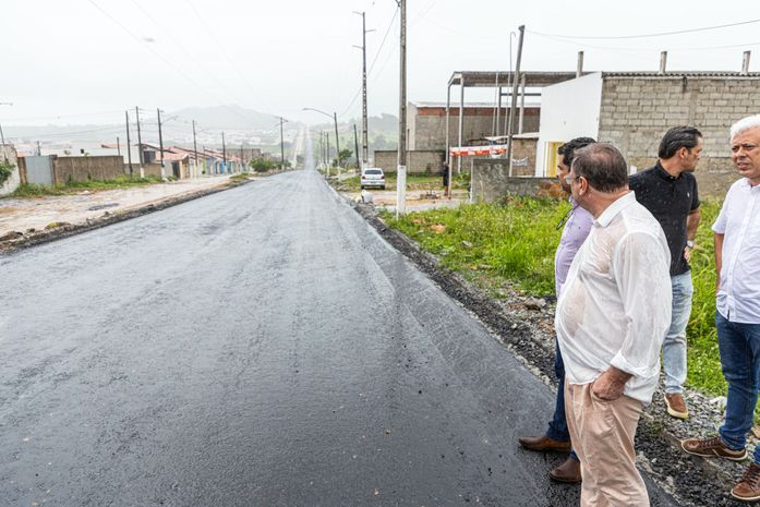 Prefeito Luciano acompanha serviços de recuperação de vias em Arapiraca