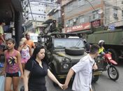 Forças Armadas garantem a segurança na favela da Rocinha. Algumas escolas da zona sul do Rio suspenderam aulas por falta de segurança.