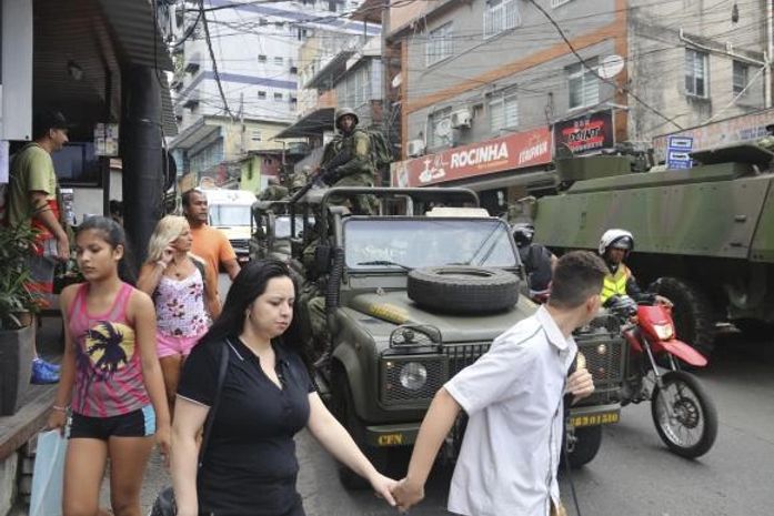 Forças Armadas garantem a segurança na favela da Rocinha. Algumas escolas da zona sul do Rio suspenderam aulas por falta de segurança.