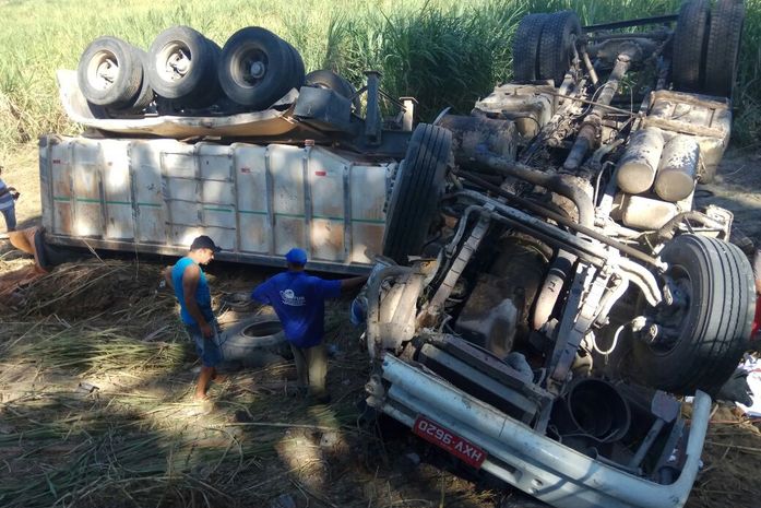 Homem morre após tombamento de carreta em curva na BR 104