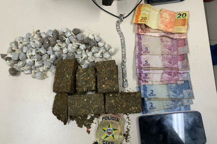 Jovem é preso e menor apreendido por tráfico de drogas em Marechal Deodoro