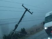 Poste tombou em trecho da AL-220 em Arapiraca.