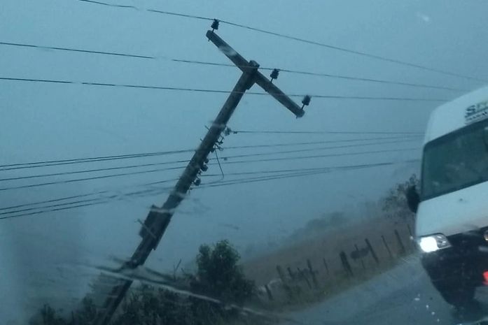 Poste tombou em trecho da AL-220 em Arapiraca.
