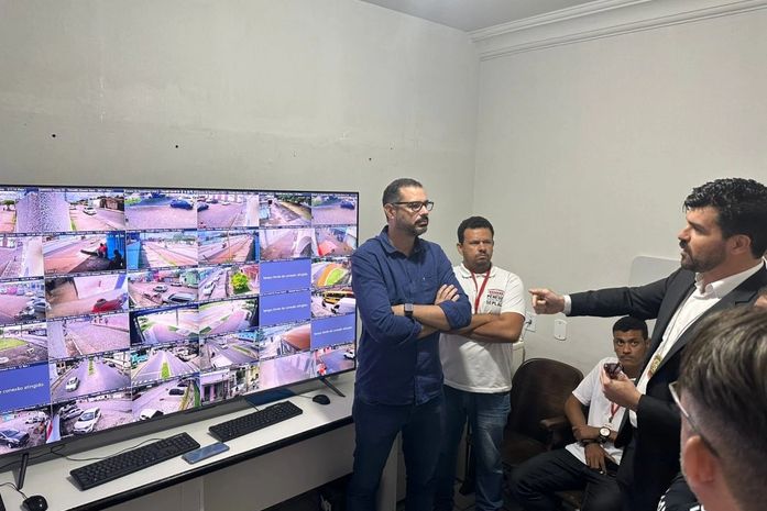 Delegado regional e comandante do 11º BPM visitam central de videomonitoramento da Prefeitura de Penedo