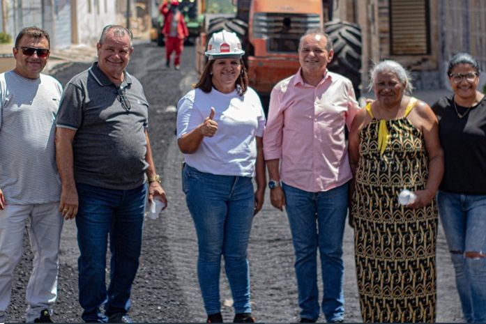 Ziane Costa acompanha início da pavimentação asfáltica no Distrito Barragem Leste