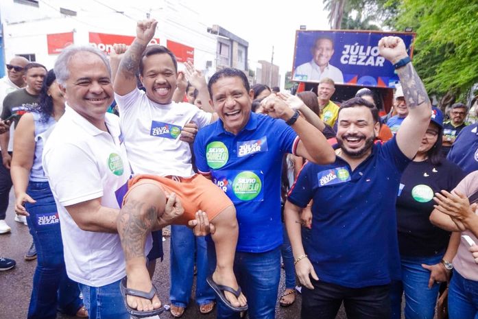 Júlio Cezar e Silvio Camelo promovem o maior adesivaço do ano em Palmeira dos Índios
