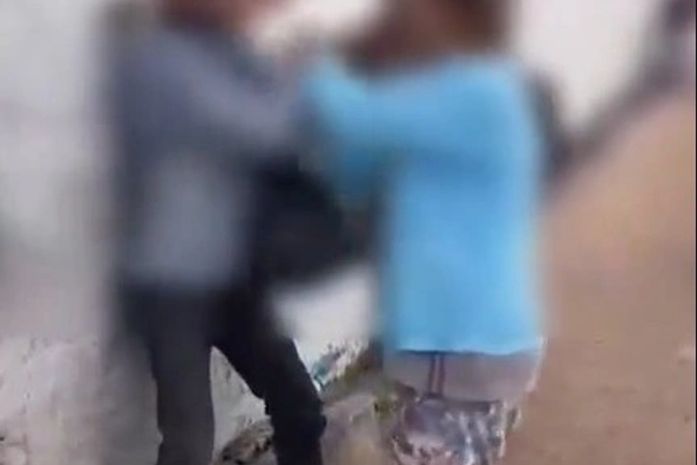 Vídeo: idoso acusado de supostamente atrair adolescente de 13 anos para um encontro é agredido em Arapiraca