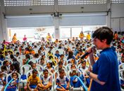 Leitura e música marcam encontro de crianças do Gigantinhos Antares com Fernanda Takai