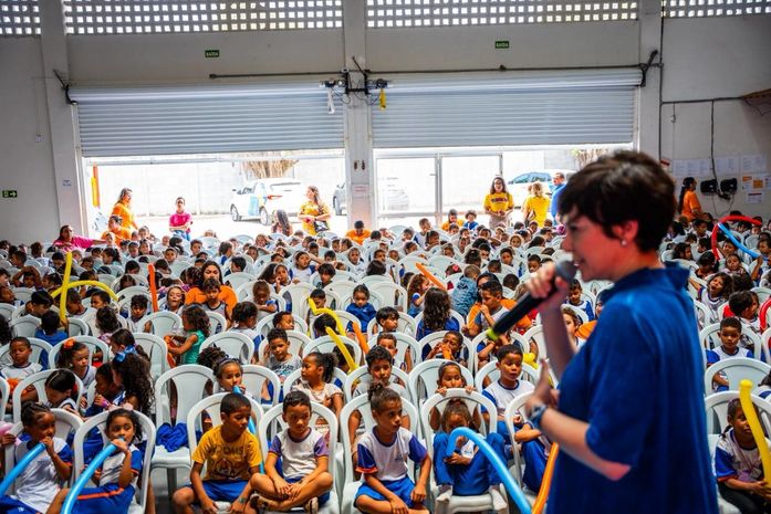 Leitura e música marcam encontro de crianças do Gigantinhos Antares com Fernanda Takai
