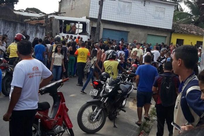 Quatro dos sete feridos de acidente com ônibus escolar recebem alta do HGE