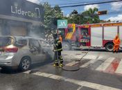 Veículo de taxista pega fogo na faixa de pedestres no centro de Arapiraca 