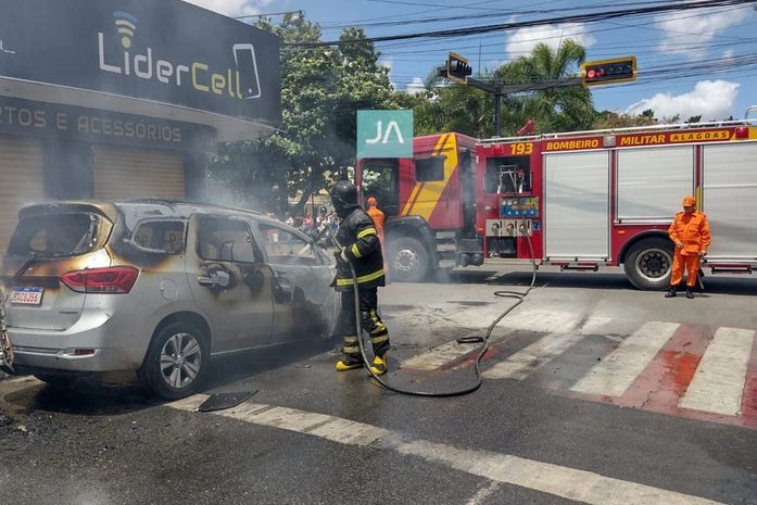 Veículo de taxista pega fogo na faixa de pedestres no centro de Arapiraca