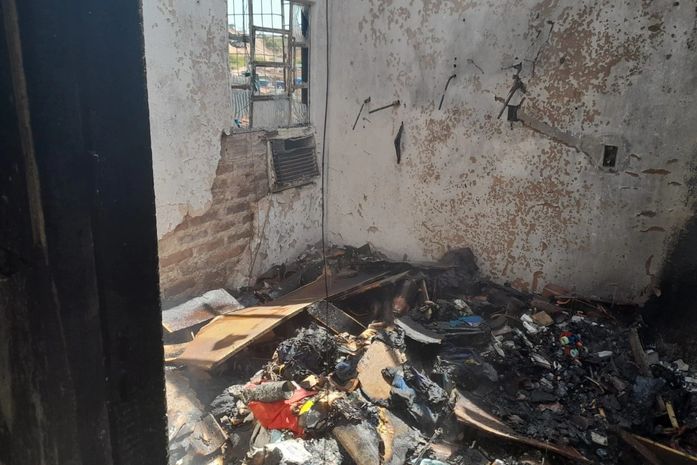 Incêndio atinge residência na parte baixa de Maceió e deixa cômodos destruídos