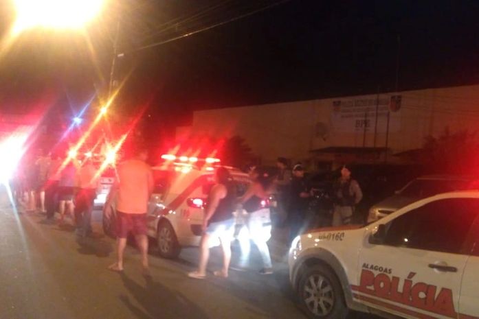 Criminosos tentam assassinar dois jovens em frente ao Batalhão da PM