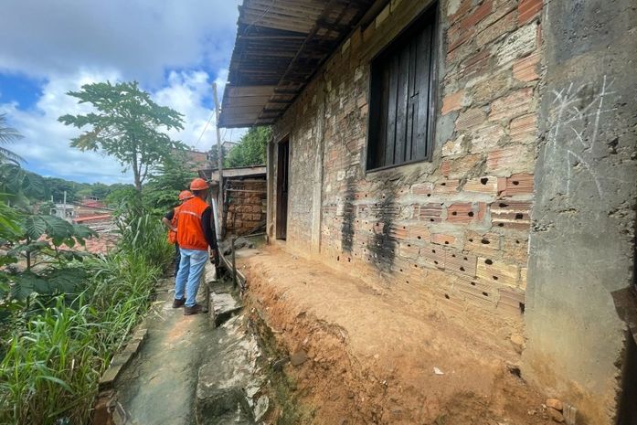 Está chovendo e mora em área de risco? Saiba o que fazer