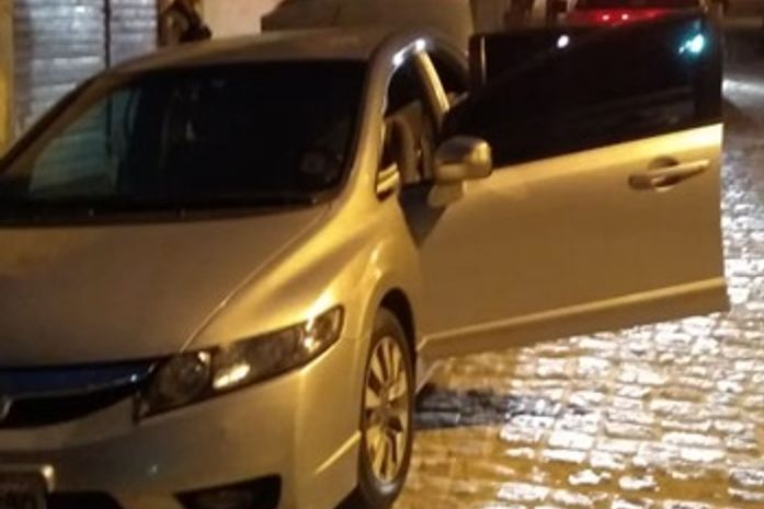 Veículo apreendido com a dupla.