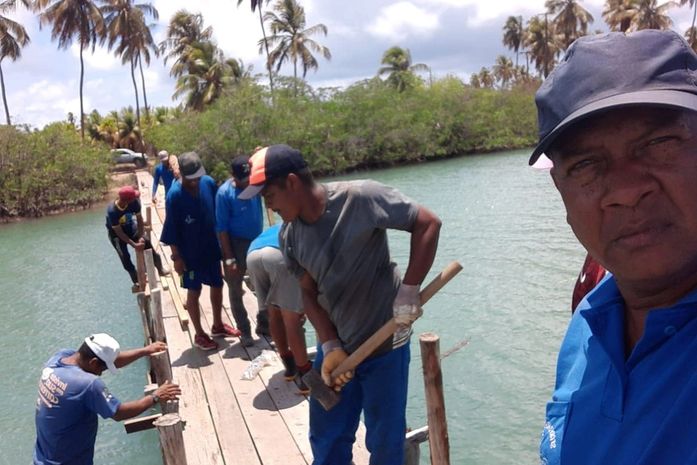 A ponte de forma primitiva foi recuperada, mas a promessa é que ainda este ano o Estado construa uma de concreto