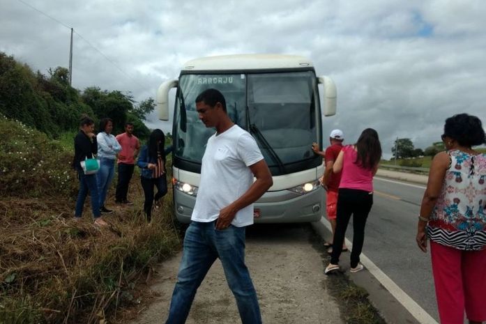 A situação é triste; passageiros enfrentam sério perigo e dentro do ônibus ninguém aguenta a fedentina do banheiro