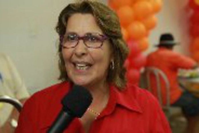 Celia satisfeita com a limpeza da cidade