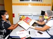 Educação em Casa: Prefeitura inicia entrega de apostilas para alunos da rede municipal de ensino