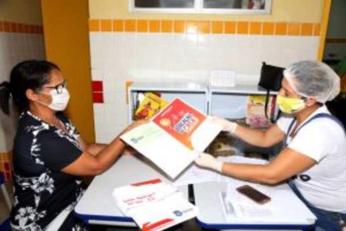 Educação em Casa: Prefeitura inicia entrega de apostilas para alunos da rede municipal de ensino