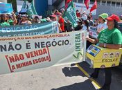 Servidores da educação fazem ato e caminhada em Maceió no Dia Nacional de Paralisação