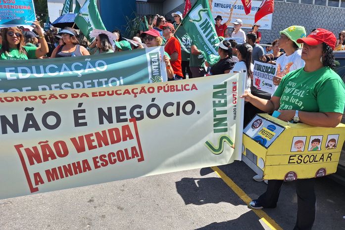 Servidores da educação fazem ato e caminhada em Maceió no Dia Nacional de Paralisação