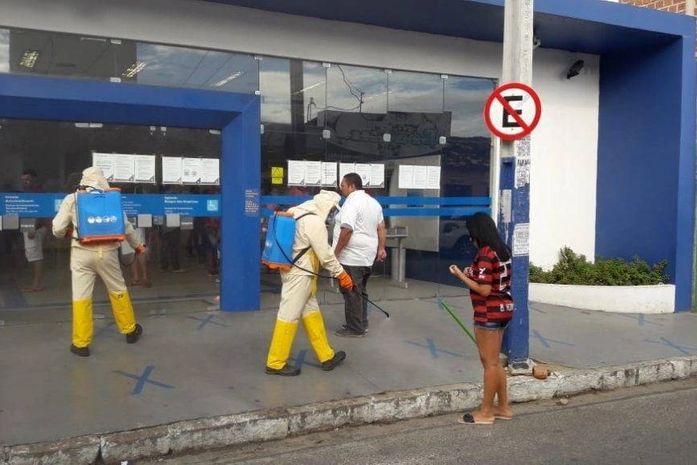 Prefeitura de Arapiraca realiza trabalho de desinfecção de agencias bancárias do município