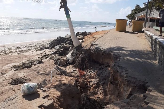 Tem uma cratera no passeio da praia da Jatiúca. A cratera do Rui- dizem os ambulantes