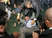 Sessão tumultuada: deputado Heráclito é derrubado