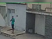 Homem invade casa e furta objetos em Arapiraca; veja vídeo