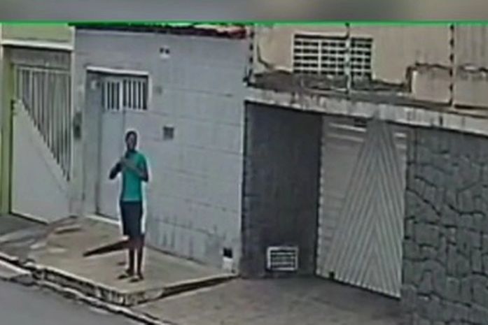 Homem invade casa e furta objetos em Arapiraca; veja vídeo