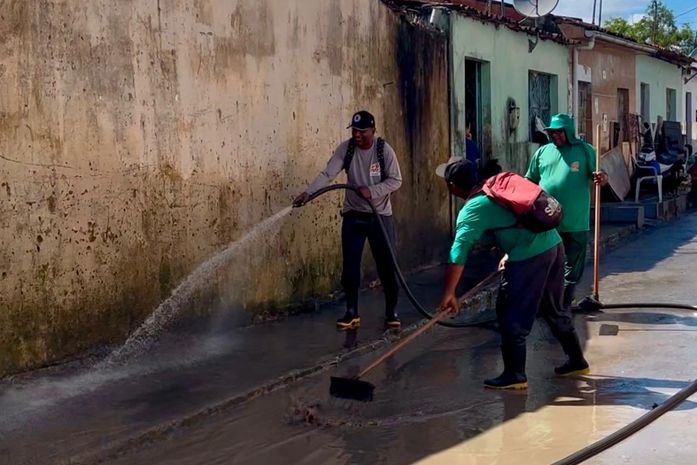 Rio São Miguel normaliza, e equipes garantem limpeza para retorno das famílias nos bairros afetados