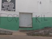 Em forma de protesto, moradores riscam muros e pedem saída do prefeito Kil