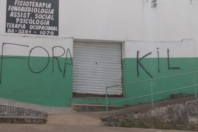 Em forma de protesto, moradores riscam muros e pedem saída do prefeito Kil