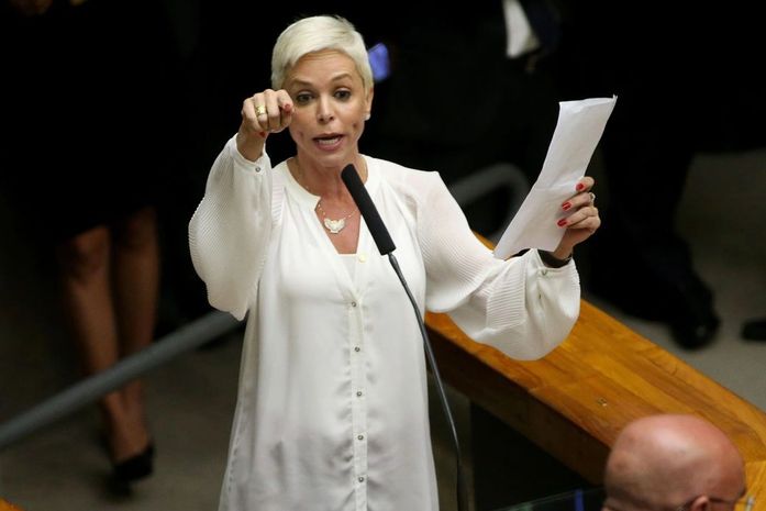 Ex-deputada Cristiane Brasil se entrega à polícia