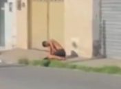 Baleado, jovem caminha por ruas, cai em calçada e morre no bairro do Feitosa em Maceió