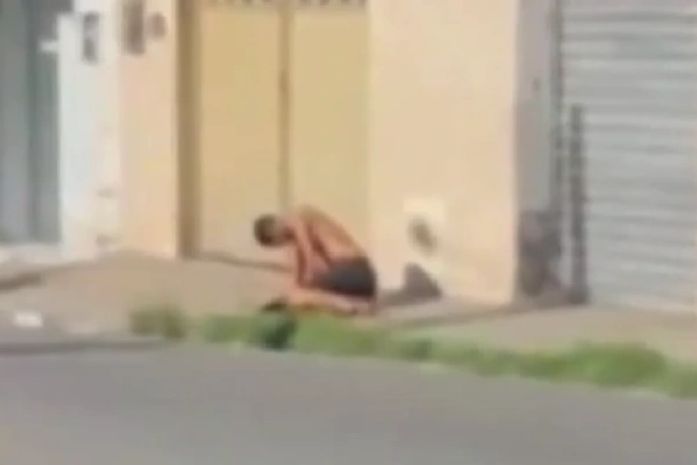 Baleado, jovem caminha por ruas, cai em calçada e morre no bairro do Feitosa em Maceió