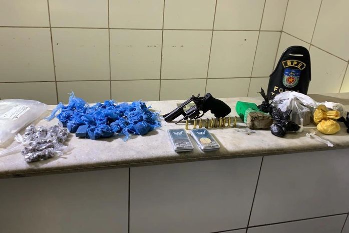 Acusado de tráfico de drogas cai de telhado de casa durante fuga em Maceió